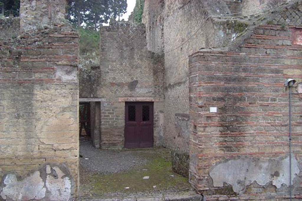 Ins Or II, 10, Herculaneum. January 2002. Looking east towards entrance façade.
Photo courtesy of Nicolas Monteix.